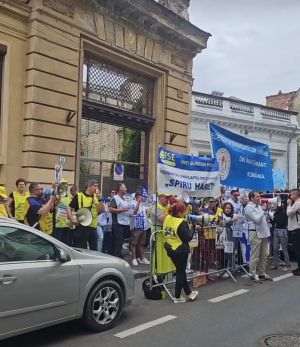 Profesorii continuă protestele la Ministerul Educaţiei